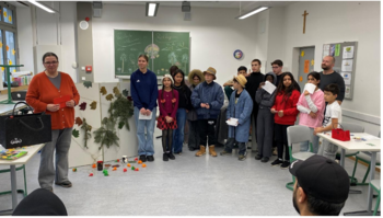 Eine Gruppe Schüler, ihre Lehrerin und ein Mann