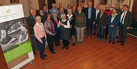 Eine Gruppe Menschen im Rathaus mit OB Michael Lang und Volker Leberer