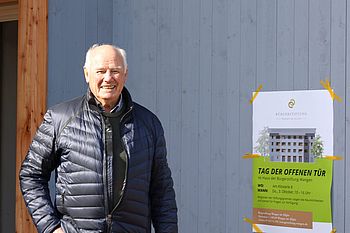 Ein Mann vor einer Wand