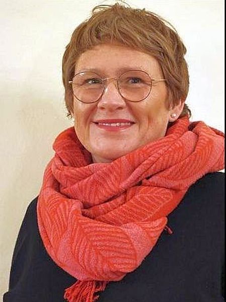 Eine Frau mit rotem Schal und Brille