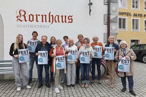 Eine Gruppe Menschen mit Werbeplakaten.