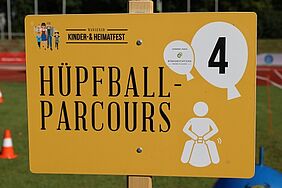 Eine Tafel zeigt die Nummer 4- Hüpfball