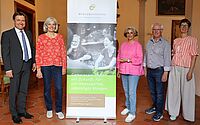 Drei Frauen und zwei Männer stehen nebeneinander im Rathaus